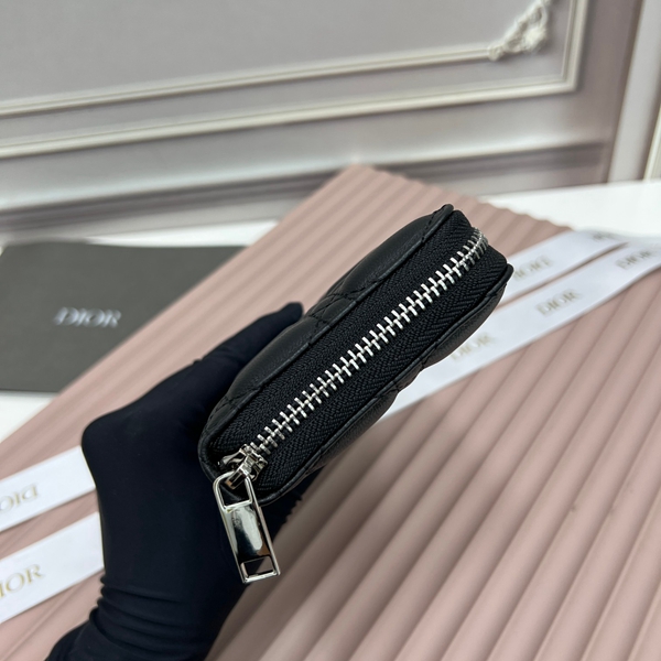 ディオール財布着用イメージ